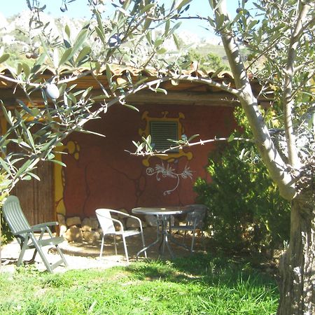 Apartamentos Rurales Candela Canamero Bagian luar foto